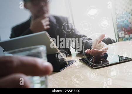 Designer Businessman la main à l'aide de smart phone mobile,paiement en ligne,shopping,omni channel digital tablet clavier d'ordinateur dans le bureau moderne Banque D'Images