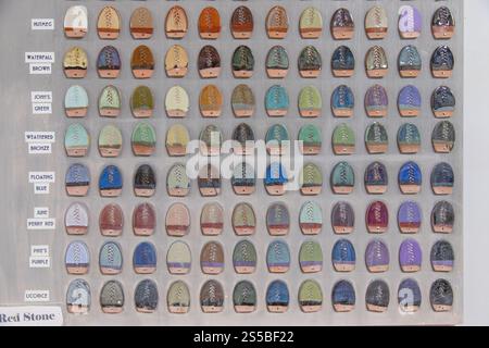 Gros plan plein cadre d'un tableau mural montrant différents types de vitrage en poterie Banque D'Images