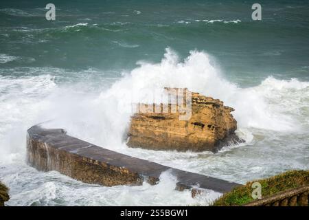 Gamaritz Dam rocher et bord de mer pendant une tempête. Ville de Biarritz, France. Barrage de Gamaritz rocher et bord de mer à biarritz Banque D'Images