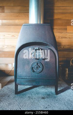 Vieux poêle à bois traditionnel en fonte. Gros plan. Vieux poêle à bois traditionnel Banque D'Images