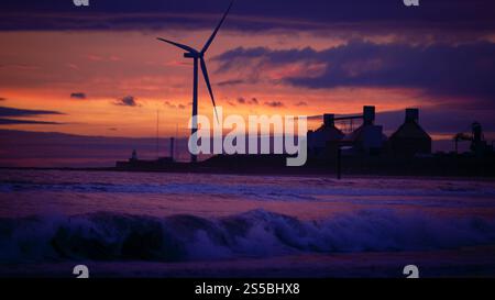 North Blyth vu de Cambois Beach au lever du soleil Banque D'Images