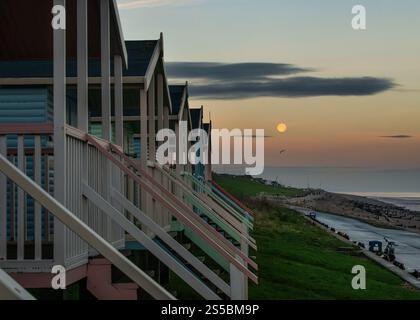 Île de Sheppey, Kent, Royaume-Uni. 14 janvier 2025. Wolf Moon Setting Over Beach Huts, Minster, île de Sheppey, Kent, 14 janvier 2025 crédit : James Buttenshaw/Alamy Live News Banque D'Images
