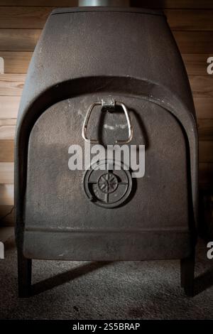 Vieux poêle à bois traditionnel en fonte. Gros plan. Vieux poêle à bois traditionnel Banque D'Images