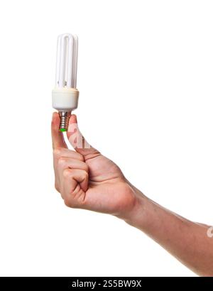la main tient la lampe électrique économique isolé sur fond blanc. la main tient la lampe électrique économique Banque D'Images