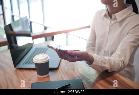 Paiement par code QR. Femme scannant le code QR concept de technologie Cashless d'achat en ligne Banque D'Images