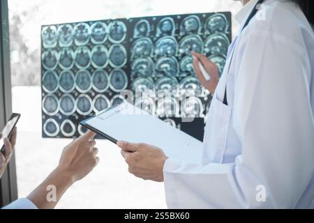 Médecin professionnel en blouse uniforme blanche coatEducation personnes et concept de médecine dépistage par rayons X médecins avec comprimé et papiers au séminaire Banque D'Images