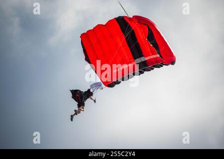 vue aérienne à couper le souffle d'un parachutiste en action. Banque D'Images