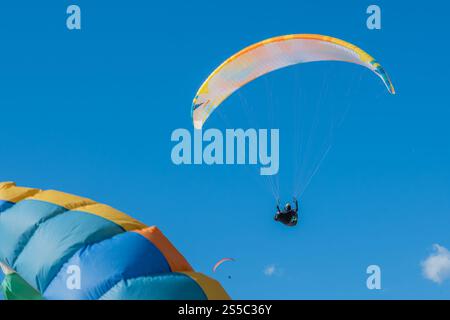 Une vue aérienne à couper le souffle des parapentes en vol. Banque D'Images