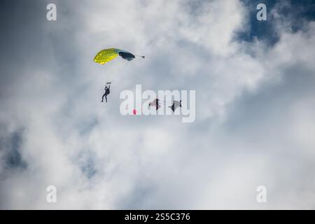 Une vue aérienne à couper le souffle des parachutistes en action. Banque D'Images