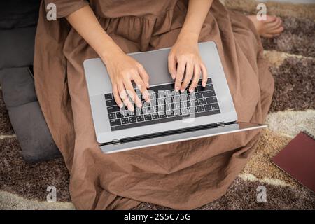 E-learning étudiant en ligne VDO appel Conférence travail à domicile travail à distance discuter chat en ligne sur ordinateur portable webcam conférence travail distanciation sociale Banque D'Images