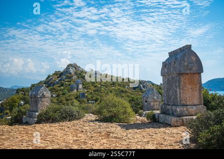 Tombes lyciennes antiques dans un paysage de montagne pittoresque à Kalekoy Kekova Golfe Simena Turquie Antalya Banque D'Images