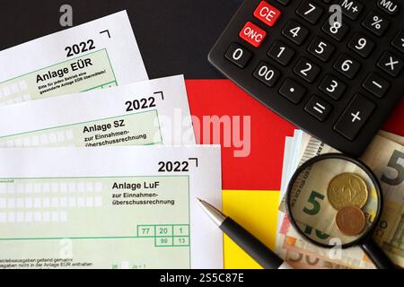 50 billets de piso philippins volant vers le bas isolés sur blanc. Beaucoup de billets de banque tombant avec un espace de copie blanc sur le côté gauche et droit. 50 factures de piso philippin Banque D'Images