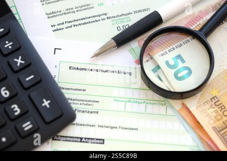 5000 billets de roubles russes se trouve sur le côté inférieur de l'écran isolé sur fond blanc avec espace de copie. Modèle de bannière d'arrière-plan pour les entreprises Banque D'Images