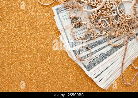 Pansies bleues et violettes en gros plan dans le jardin. Photo naturelle de saison Banque D'Images