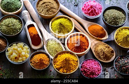 Composition avec assortiment d'épices et d'herbes. Banque D'Images