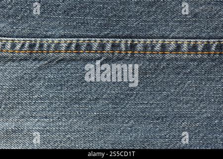 La couverture de tissu polaire bleu fourrure. Un fond de tissu polaire doux bleu clair avec beaucoup de plis de soulagement Banque D'Images