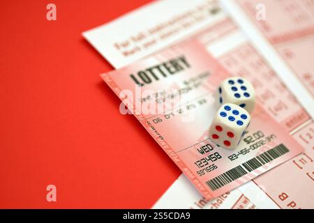 Une image d'un code binaire composé d'une série de chiffres verts sur fond noir Banque D'Images