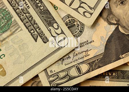 Un fragment d'un immense arbre de Noël avec de nombreux cadeaux, décorations et lumineux des lampes. Photo d'un arbre de Noël décoré close-up Banque D'Images