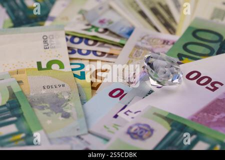 La couverture de tissu polaire bleu fourrure. Un fond de tissu polaire doux bleu clair avec beaucoup de plis de soulagement Banque D'Images