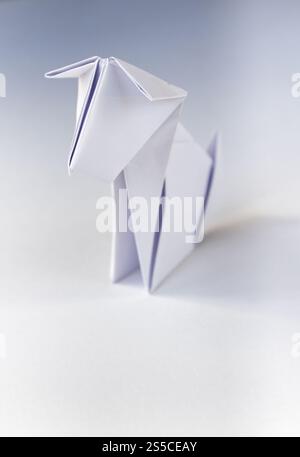 Origami chien en papier isolé sur un fond blanc vierge. Papier chien origami isolé sur un fond blanc Banque D'Images