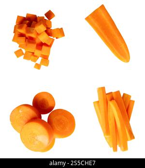 Vue de dessus ensemble de tranches de carotte orange ou de morceaux dans la pile est isolé sur fond blanc avec chemin de détourage. Banque D'Images