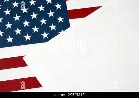 Gros plan d'un document a4 vierge vide sur le drapeau des États-Unis. Modèle pour la conception avec drapeau USA. Document a4 vierge vide sur drapeau américain Banque D'Images