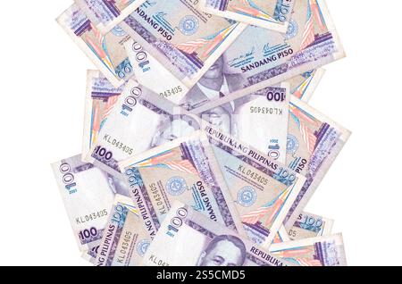 100 billets de piso philippins volant vers le bas isolés sur blanc. Beaucoup de billets de banque tombant avec un espace de copie blanc sur le côté gauche et droit. 100 Piso philippin Banque D'Images