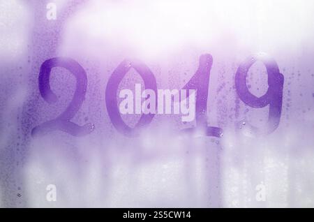 2019. Les chiffres sont écrits sur le verre embrumé en hiver Banque D'Images