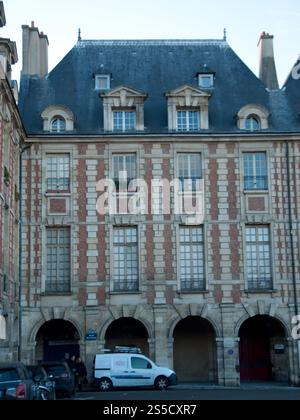 Maisons mitoyennes, place des Vogues ; le Marais ; Isle de France, Paris, France. La place des Vosges, à l'origine place Royale, est la plus ancienne prévue Banque D'Images