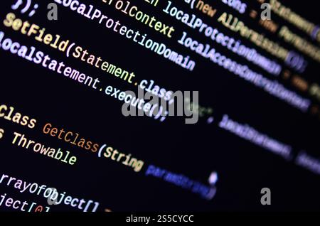 Plan macro de la ligne de commande sur le moniteur de l'ordinateur de bureau. Le concept du travail des programmeurs. Flux de ligne d'information Banque D'Images