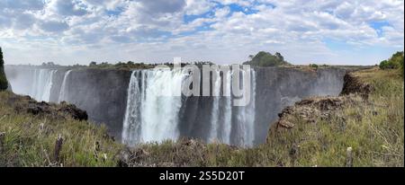 Panorama des chutes Victoria, cascade sur le fleuve Zambèze à la frontière entre la Zambie et le Zimbabwe. Afrique Banque D'Images