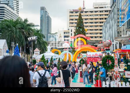 Un marché de Noël dans la région de Pratunam dans la ville de Bangkok en Thaïlande. Thaïlande, Bangkok, décembre 2022 Banque D'Images