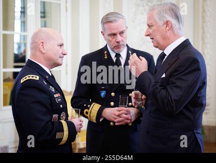 Le commandant suprême des forces alliées en Europe, le général Christopher Cavoli, le président du Comité militaire de l'OTAN, l'amiral Rob Bauer et le roi Philippe-Filip de Belgique, photographiés lors d'une réception royale pour les représentants permanents, les chefs de mission auprès du Conseil de l'Atlantique Nord, les membres du secrétariat international et les représentants militaires auprès de l'OTAN, ainsi que les officiers généraux DU SHAPE, au château royal de Laeken/Laken, à Bruxelles, mardi 14 janvier 2025. BELGA PHOTO BENOIT DOPPAGNE Banque D'Images