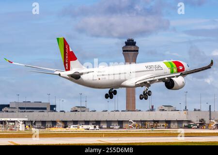 TAP Air Portugal Airbus A330-900 Flugzeug Flughafen Miami in den USA Miami, USA - 20. Oktober 2024 : Ein Airbus A330-900 Flugzeug der TAP Air Portugal mit dem Kennzeichen CS-TUL auf dem Flughafen Miami, États-Unis. *** TAP Air Portugal Airbus A330 900 Airbus Airport de Miami aux États-Unis Miami, États-Unis 20 octobre 2024 Airbus A330 900 de TAP Air Portugal immatriculé CS TUL à l'aéroport de Miami, États-Unis Banque D'Images