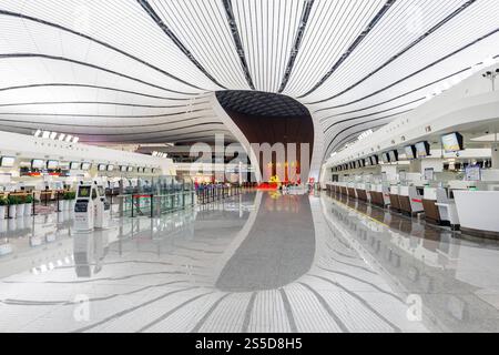 Flughafen Beijing Daxing Nouveau terminal de l'aéroport international à Pékin, Chine Pékin, Chine - 11. Avril 2024 : terminal des neuen Flughafen Beijing Daxing nouvel aéroport international PKX à Pékin, Chine. *** Beijing Daxing Nouveau terminal de l'aéroport international à Beijing, Chine Beijing, Chine 11 avril 2024 Beijing Daxing Nouveau terminal PKX de l'aéroport international à Beijing, Chine Banque D'Images