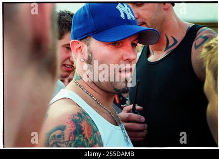 FRED DURST, LIMP BIZKIT, YOUNG, READING FESTIVAL, 2000 : Fred Durst des pionniers américains du nu-metal Limp Bizkit sur la scène principale du Reading Festival, Reading, Royaume-Uni, le 25 août 2000. Photo : Rob Watkins. INFO : Limp Bizkit est un groupe de nu-metal américain formé en 1994, connu pour sa fusion de rap, rock et riffs lourds. Face à Fred Durst, ils obtiennent un succès massif avec des succès comme 'Rollin'' et Significant Other, définissant l'ère du nu-metal. Banque D'Images