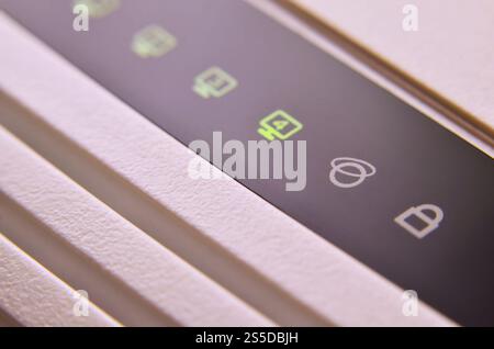 Ampoules photo détaillées du modem Internet. Arrière-plan technologique abstrait. Lumières brillantes modernes sur la surface du wi-fi en plastique blanc Banque D'Images