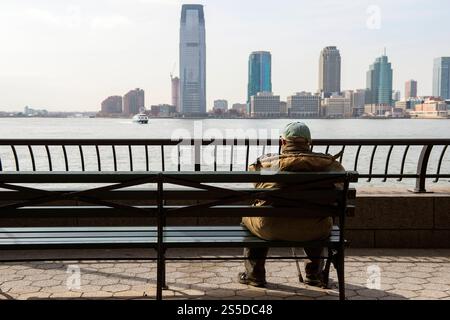 Homme retraité profitant de la vue homme adulte senior profitant de la vue sur la ligne d'horizon de Jersey City depuis le fleuve Hudson Shoreline, ville Doewn Manhattan. New York, États-Unis. New York Hudson River Shoreline, Manhatta New York États-Unis Copyright : xGuidoxKoppesxPhotox Banque D'Images