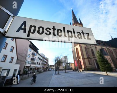 Viernheim, Allemagne. 14 janvier 2025. L'église apôtre catholique peut être vue derrière le panneau 'Apostelplatz'. Aucun feu d'artifice ne peut être déclenché dans certaines parties du centre-ville de Viernheim la veille du nouvel an. Cela a été décidé par le conseil municipal de la ville de Hesse du Sud. Plus précisément, la zone autour de l'église de l'Apôtre et la zone environnante est touchée. Crédit : Arne Dedert/dpa/Alamy Live News Banque D'Images