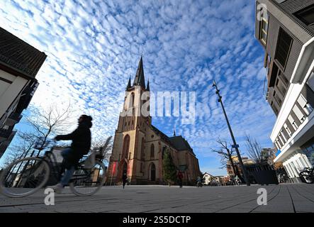 Viernheim, Allemagne. 14 janvier 2025. Les gens sont dehors et sur la place Apostelplatz en face de l'église catholique des apôtres. Aucun feu d'artifice ne peut être déclenché dans certaines parties du centre-ville de Viernheim la veille du nouvel an. Cela a été décidé par le conseil municipal de la ville de Hesse du Sud. Plus précisément, la zone autour de l'église de l'Apôtre et la zone environnante est touchée. Crédit : Arne Dedert/dpa/Alamy Live News Banque D'Images