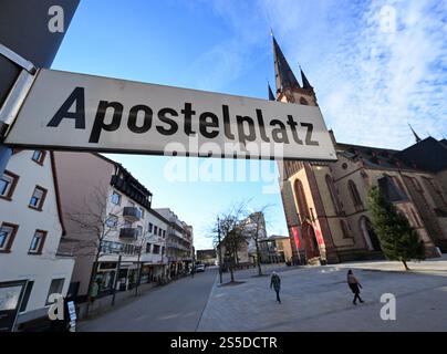 Viernheim, Allemagne. 14 janvier 2025. L'église apôtre catholique peut être vue derrière le panneau 'Apostelplatz'. Aucun feu d'artifice ne peut être déclenché dans certaines parties du centre-ville de Viernheim la veille du nouvel an. Cela a été décidé par le conseil municipal de la ville de Hesse du Sud. Plus précisément, la zone autour de l'église de l'Apôtre et la zone environnante est touchée. Crédit : Arne Dedert/dpa/Alamy Live News Banque D'Images