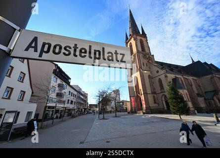 Viernheim, Allemagne. 14 janvier 2025. L'église apôtre catholique peut être vue derrière le panneau 'Apostelplatz'. Aucun feu d'artifice ne peut être déclenché dans certaines parties du centre-ville de Viernheim la veille du nouvel an. Cela a été décidé par le conseil municipal de la ville de Hesse du Sud. Plus précisément, la zone autour de l'église de l'Apôtre et la zone environnante est touchée. Crédit : Arne Dedert/dpa/Alamy Live News Banque D'Images