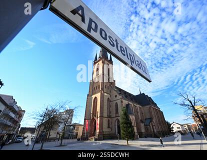 Viernheim, Allemagne. 14 janvier 2025. L'église apôtre catholique peut être vue derrière le panneau 'Apostelplatz'. Aucun feu d'artifice ne peut être déclenché dans certaines parties du centre-ville de Viernheim la veille du nouvel an. Cela a été décidé par le conseil municipal de la ville de Hesse du Sud. Plus précisément, la zone autour de l'église de l'Apôtre et la zone environnante est touchée. Crédit : Arne Dedert/dpa/Alamy Live News Banque D'Images