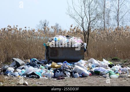 La poubelle est emballée avec des ordures et des déchets. Enlèvement des ordures dans les zones peuplées en temps opportun Banque D'Images