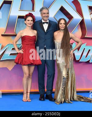 Natalie Portman (5 pieds 3 pouces), Taika Waititi et Tessa Thompson (5 pieds 3 pouces) assistent à 'Thor : Love and Thunder' - UK Gala projection à l'Odeon luxe Leicester Square à Londres, en Angleterre. ROYAUME-UNI. Mardi 6 juillet 2022 Banque D'Images