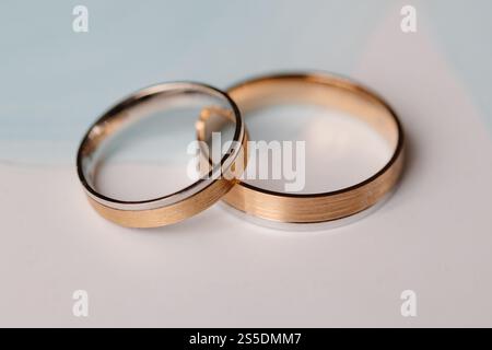 Les anneaux de mariage symbolisent l'union de deux personnes dans le mariage, représentant l'amour éternel et l'engagement Banque D'Images