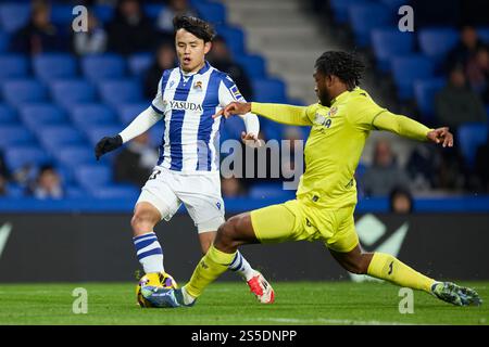 Takefusa Kubo de Real Sociedad concourt pour le ballon avec Willy Kambwala de Villarreal CF lors du match LaLiga EA Sports entre Real Sociedad et Villarreal CF à Reale Arena le 13 janvier 2025, à Real Sociedad, Espagne. Banque D'Images
