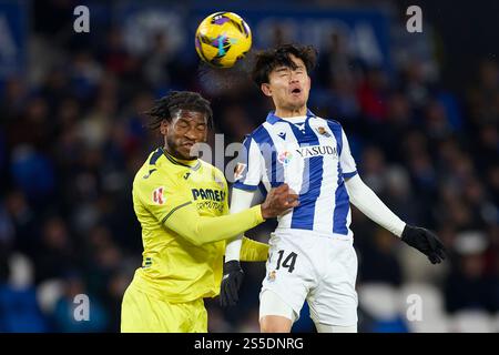 Willy Kambwala de Villarreal CF concourt pour le ballon avec Takefusa Kubo de Real Sociedad lors du match LaLiga EA Sports entre Real Sociedad et Villarreal CF à Reale Arena le 13 janvier 2025, à Real Sociedad, Espagne. Banque D'Images