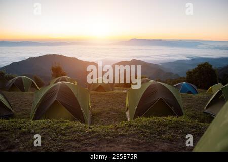 Camping le matin en montagne Banque D'Images