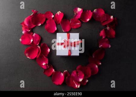 Boîte cadeau avec rose rouge Banque D'Images